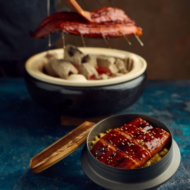 莫內饗宴和洋季,「蒲燒鰻魚釜飯」,選用台南魚塭養殖鰻魚,反覆浸醬炙烤,帶出琥珀色澤與焦香。(圖/飯店旅宿業者提供)