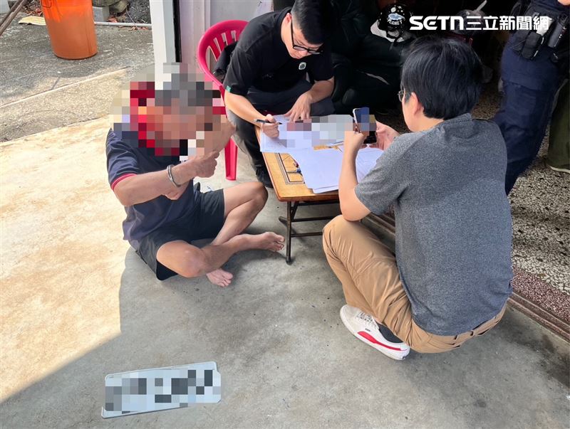 86歲高雄嬤行走遭撞慘死⋯貨車駕駛直接落跑！警逮人「一次帶回3個」。（圖／翻攝畫面）