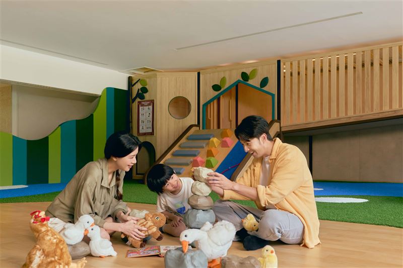 知本老爺全新「Malinayan遊戲屋」,特別引進大型圓潤的木質溜滑梯,打造攀岩斜坡、爬繩與滑梯等體能探索區。(圖/飯店旅宿業者提供)
