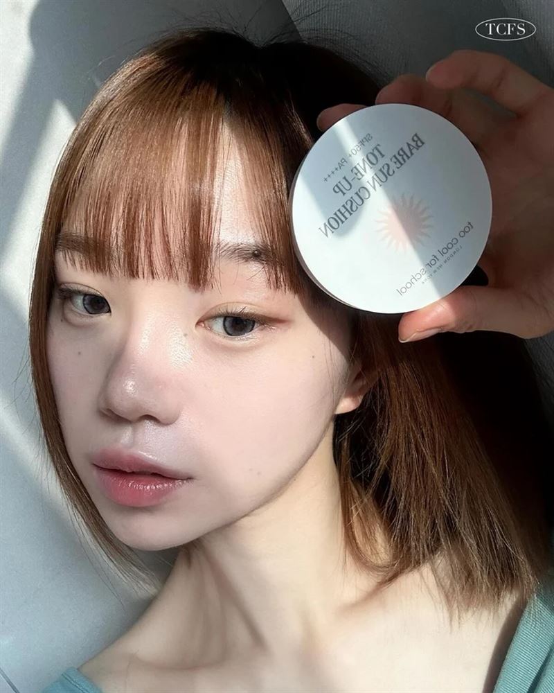 想讓底妝漂亮乾淨又快速，最快的方法是用遮瑕＋提亮型防曬。（圖／翻攝自IG @toocoolforschool_official）
