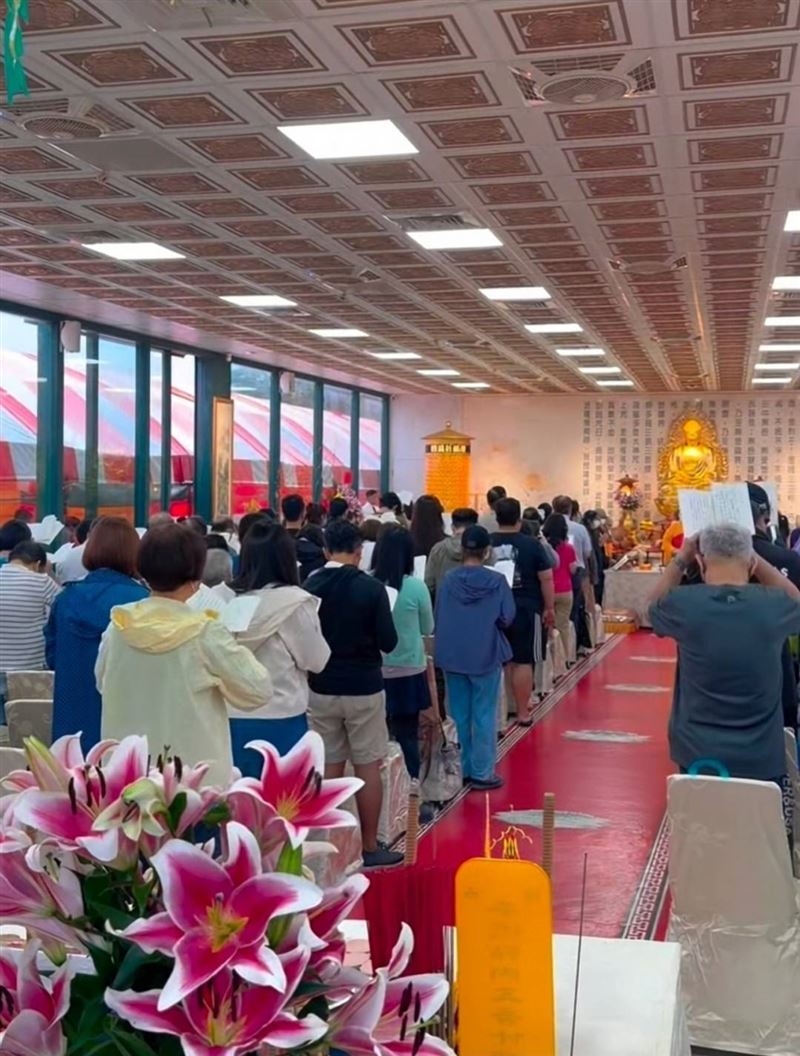 萬里福田多年來堅持每週舉辦法會，固定的法會與園區空間，像是留給家長的一個出口，讓思念有處可安放。（圖／翻攝自採訪畫面）