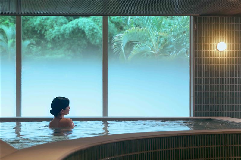 室內湯「心采風呂」改採淺色木質設計，「寬SPA」三間按摩室同步更新。（圖／知本老爺提供）