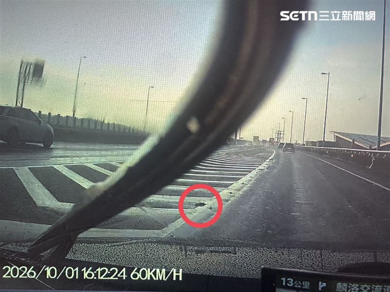 那麼厲害！粗心蕉農「20萬現金」忘車頂飆國道，鷹眼警全數尋回一張不缺。（圖／翻攝畫面）