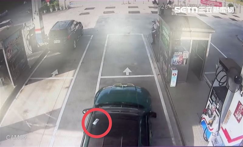 那麼厲害！粗心蕉農「20萬現金」忘車頂飆國道，鷹眼警全數尋回一張不缺。（圖／翻攝畫面）