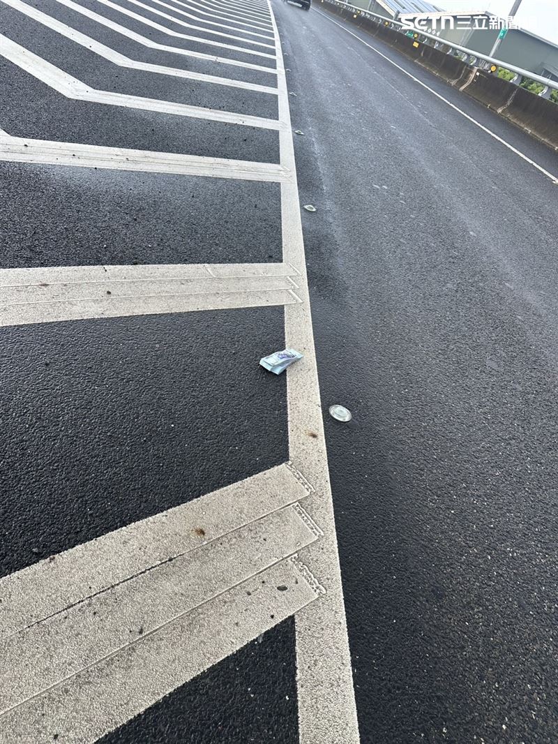 那麼厲害！粗心蕉農「20萬現金」忘車頂飆國道，鷹眼警全數尋回一張不缺。（圖／翻攝畫面）