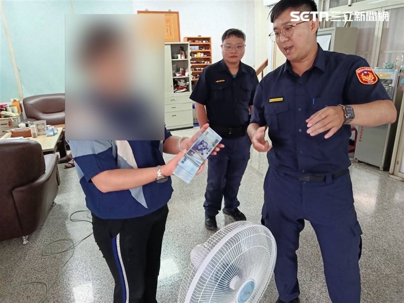 那麼厲害！粗心蕉農「20萬現金」忘車頂飆國道，鷹眼警全數尋回一張不缺。（圖／翻攝畫面）