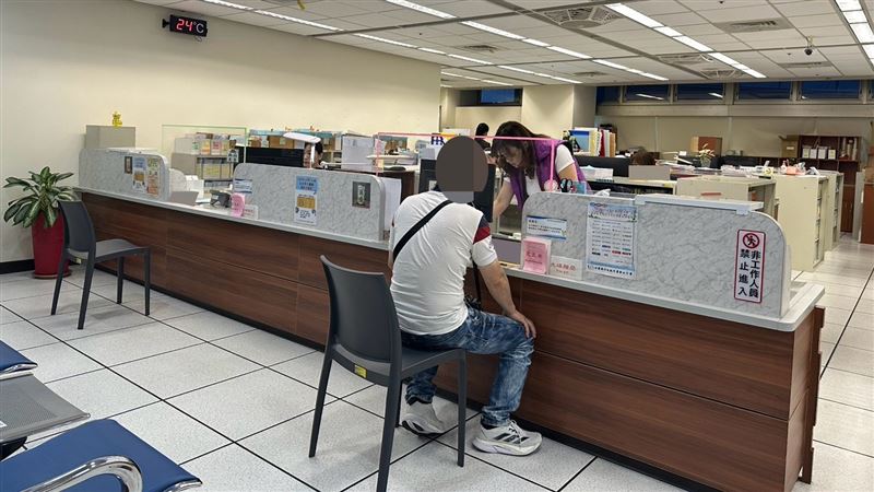 胡父到新北執行署幫兒子繳罰金。（圖／翻攝畫面）