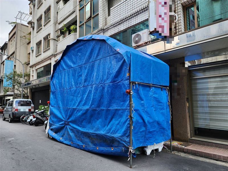 蕭男因停車問題和鄰居發生糾紛，氣到在店門外架起靈堂。（圖／翻攝畫面）
