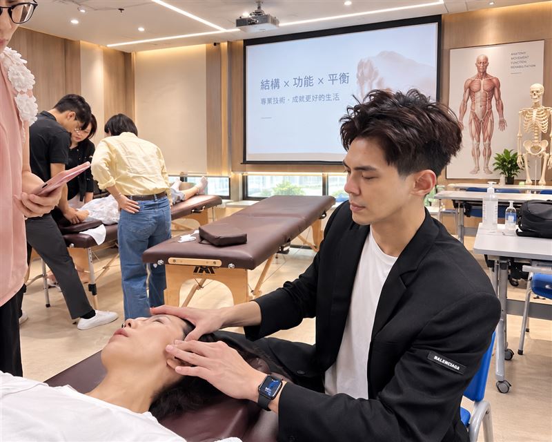 郭唐佑受邀赴香港開設「顱顏結構調理班」。（圖／唐居國際娛樂提供）