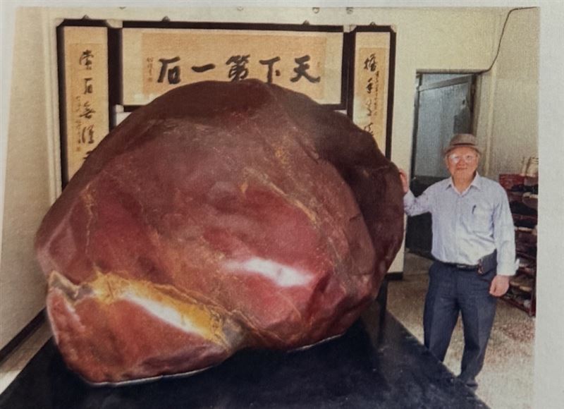 全球最大最完整-經鑑定「紅碧玉」玉石及名家書畫展,首次在台灣公開展出。(圖/業者提供)