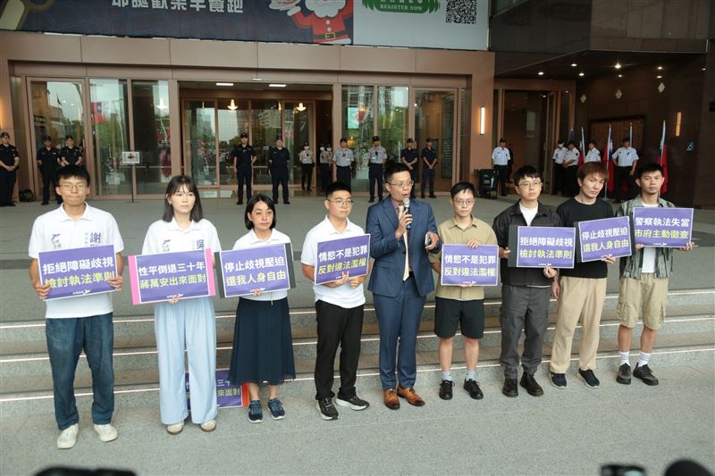 多個政黨與性別團體前往北市府召開記者會，抗議警方違法搜索同志酒吧。（圖／台灣綠黨提供）