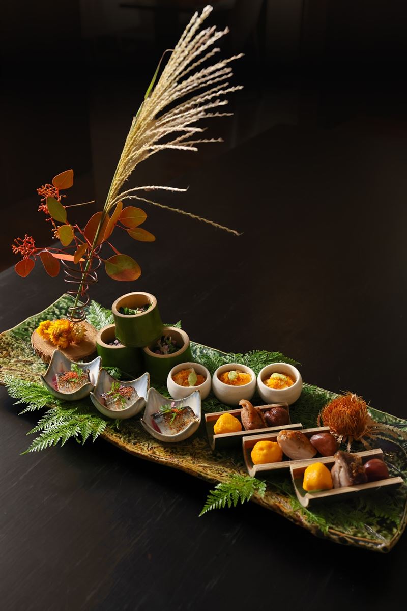 八寸-唐墨勾玉豆腐、菠薐草榎茸花鰹漬、南瓜真薯揚、栗子蜜煮、放山雞馬告塩燒、油封秋刀魚明太子風味。（圖／品牌業者提供）