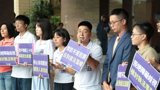 多個政黨與性別團體前往北市府召開記者會，抗議警方違法搜索同志酒吧。（圖／台灣綠黨提供） 