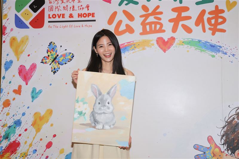 台灣愛與希望國際關懷協會。王瞳、班鐵翔、孟慶而、蘿莉塔、ECHO李昶俊。(圖/台灣愛與希望國際關懷協會提供)
