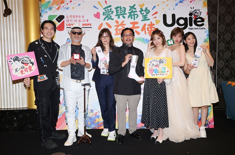ECHO(左起)、班鐵翔、鄧馨庭、愛與希望協會執行長田安克博士、王瞳、孟慶而、蘿莉塔齊聚做公益。(圖/台灣愛與希望國際關懷協會提供)