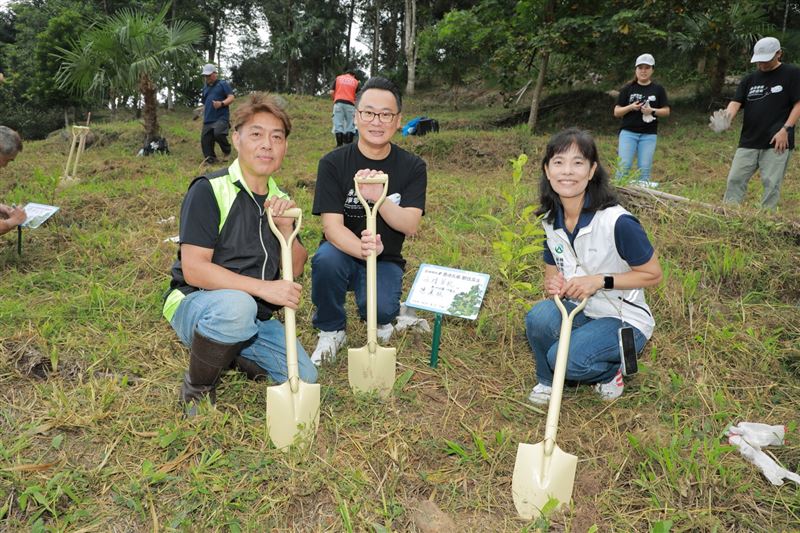 華航總經理陳漢銘(中)、林業保育署新竹分署長夏榮生(右)以及賽夏族長老根誌優(左）在紅毛山原生植物復育區栽種瀕危植物南庄橙樹苗，共同深化森林保育、步道維護、生物多樣性及在地合作，為山林永續盡一份心力。（圖／業者提供）