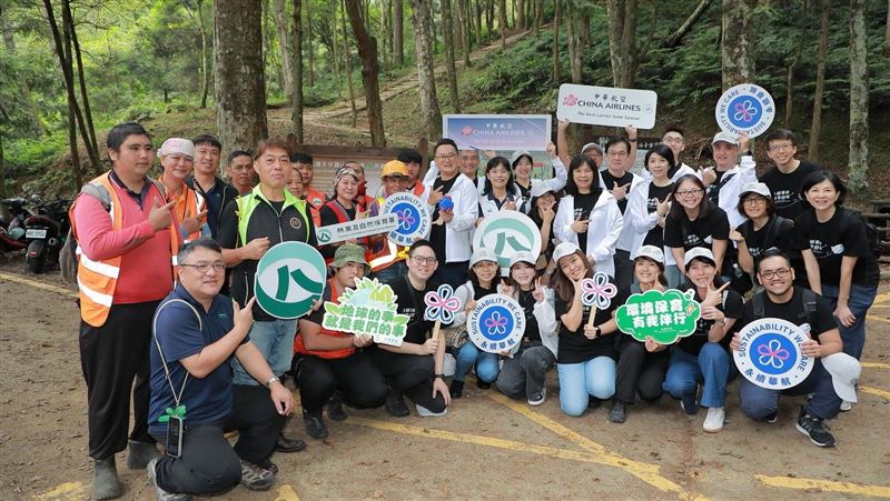 華航珍愛山林   加里山步道認養、植苗