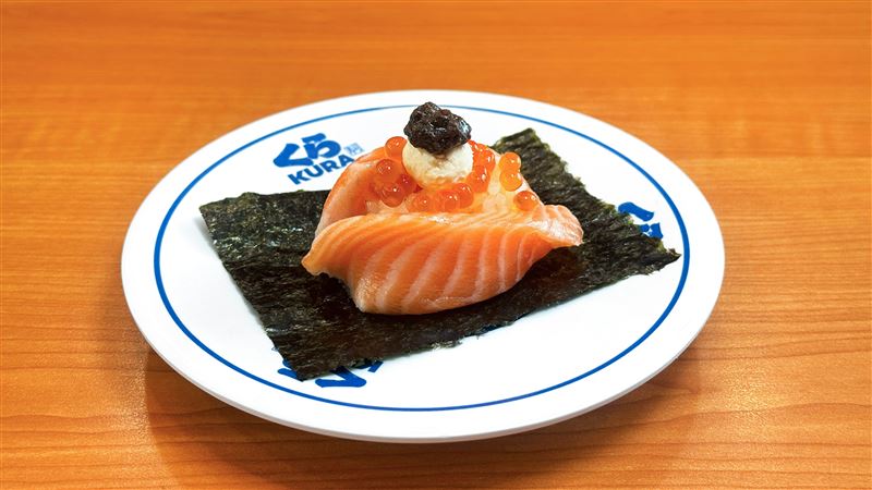 「萬聖節獨眼鮭魚脂親子海苔包」生鮭魚脂搭配鮭魚卵，佐頂級松露醬與濃郁奶油乳酪點綴。（圖／藏壽司提供）