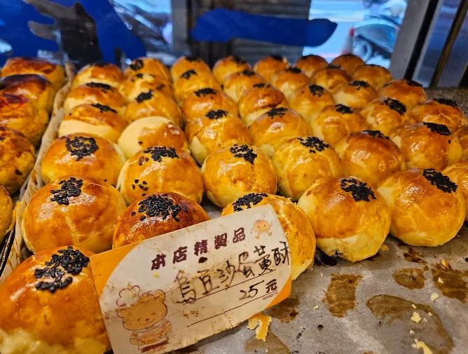 基隆一家烘焙坊蛋黃酥只賣25元,大量客人中秋時節前來搶購。(圖/翻攝自Google Map)