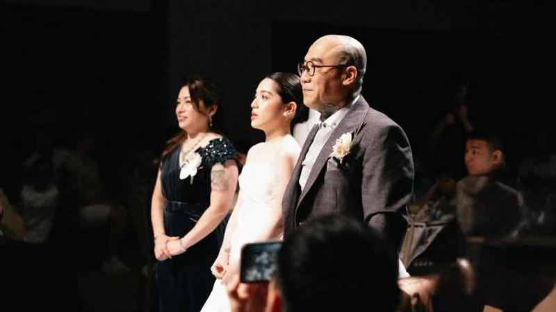 鋼鐵爸正妹愛女出嫁　夫妻高顏值婚紗照曝