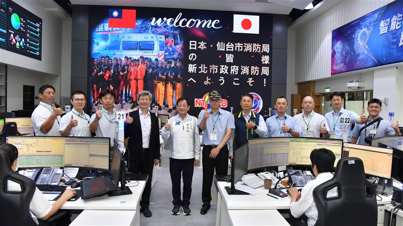 參觀全台最大的新北市119救災救護指揮中心。(圖/翻攝畫面)