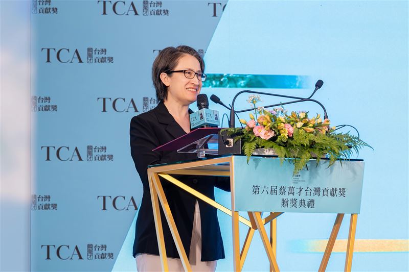 第六屆「蔡萬才台灣貢獻獎」頒發給基督教門諾會花蓮黎明機構與明華園戲劇總團,兩組得獎者各獲新台幣壹仟萬元獎金,表揚其長期深耕地方、陪伴弱勢與傳承創新台灣文化的卓越貢獻。(圖/富邦金提供)