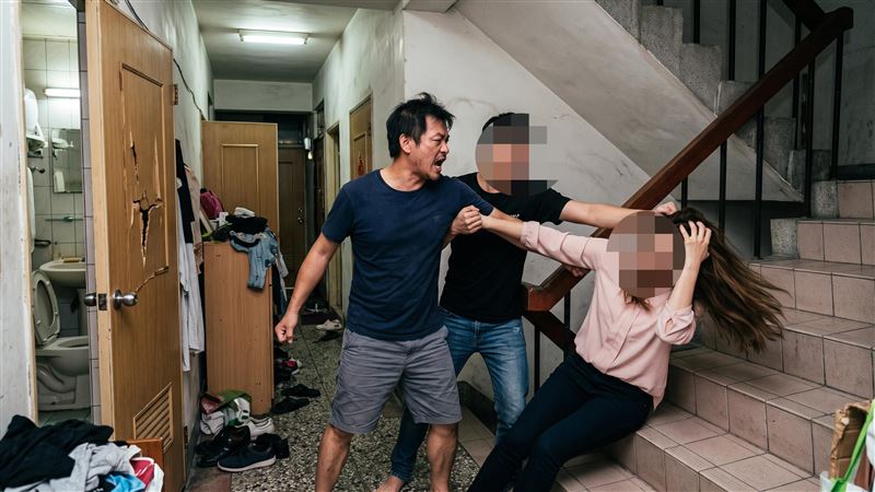 好貴！嫌弟女友占廁所…揍人下場曝光