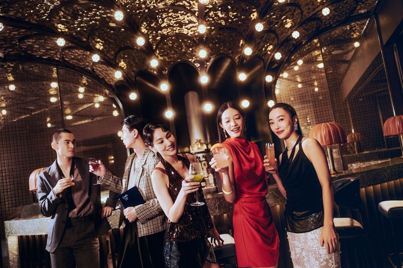 從舉杯微醺到夜晚相聚,臺北洲際酒店以調酒與社交氛圍,勾勒城市入夜後的精彩生活。(圖/臺北洲際酒店提供)
