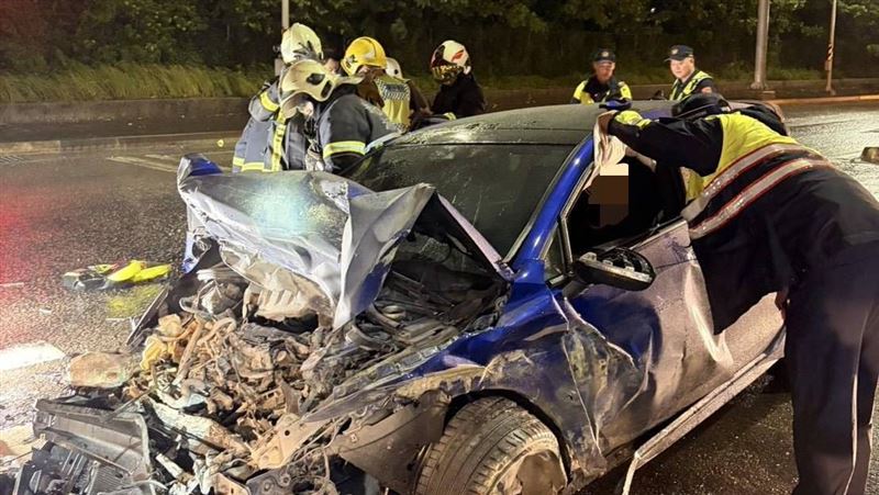 新／八里2車追撞！剛救出秒竄火燒爛