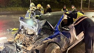 新／八里2車追撞！剛救出秒竄火燒爛