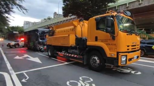 北市清晨中巴追撞清溝車！車頭全毀釀4傷