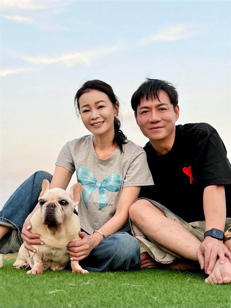 陳隨意、謝宜君的愛犬「豬豬」近日因病離世。（圖／翻攝自臉書）