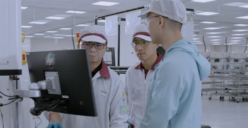 AI伺服器需求延續強勁成長，緯創（3231）受惠GB300伺服器出貨放量，多項新專案將於2027年開始貢獻。以及2027年VR平台需求接棒，本土投顧看好伺服器業務營收及獲利持續成長，維持「增加持股」評等，目標價300元，並預估2027年EPS可達31.06元。。（圖／翻攝自緯創官網）