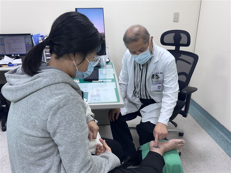 醫師提醒,排氣管燙傷常有「面積小、深度深」的特性,傷口看似不大,實際傷害程度可能比外觀嚴重。(圖/烏日林新醫院提供)