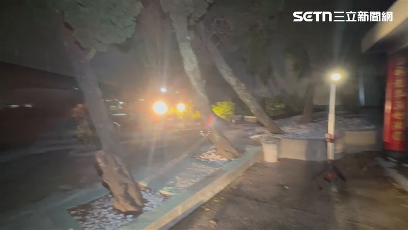 台中市大雅區凌晨驚傳連續縱火案,短短不到一小時內,里長服務處車輛與兩處宮廟相繼起火。(圖/翻攝畫面)