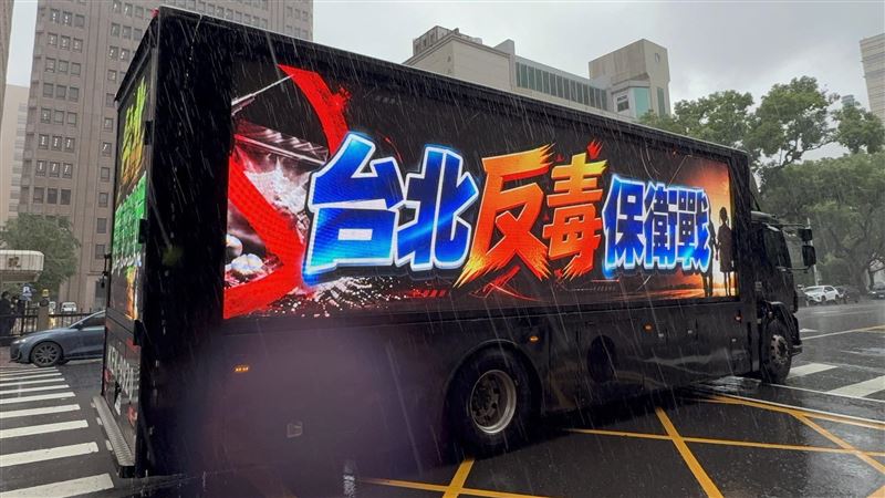 羅智強宣布組織「反毒金剛」決戰「毒流艦隊」,出動大型LED廣告金剛車在台北走透透。(圖/翻攝自羅智強臉書)