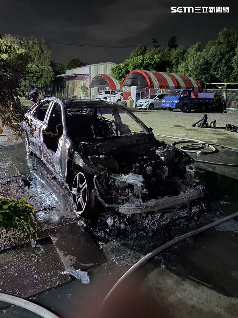 里長的車被無故燒毀,幾乎全毀只剩下支架。(圖/民眾提供)