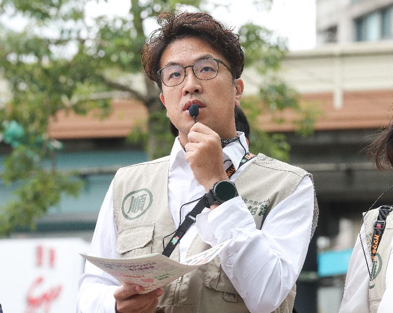 民進黨台北市長參選人沈伯洋(圖)6日發行紙本刊物「順報」,會前接受媒體聯訪,回應辯論、雙城論壇等議題