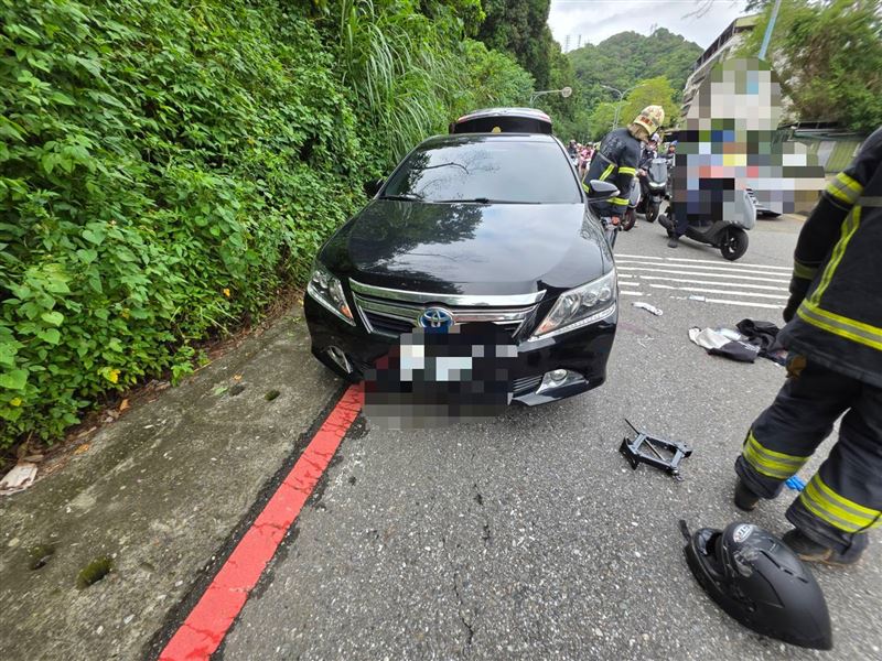 一輛汽車與機車行經三興路時不明原因發生碰撞。(圖/翻攝畫面)