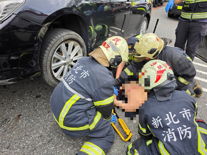 騎士受困在車底,被救出時已無呼吸心跳。(圖/翻攝畫面)
