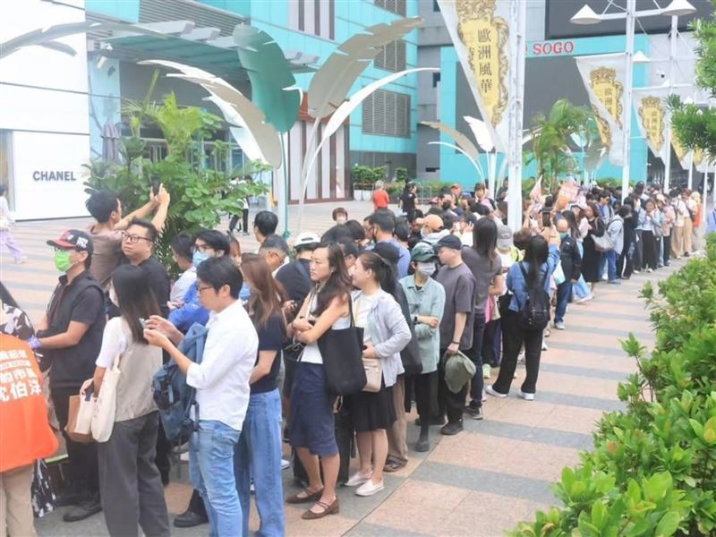 沈伯洋今(6)日早化身派報生,在台北捷運忠孝復興站二號出口向通勤族發放新發行的《順報》。(圖/翻攝自吳思瑤臉書)