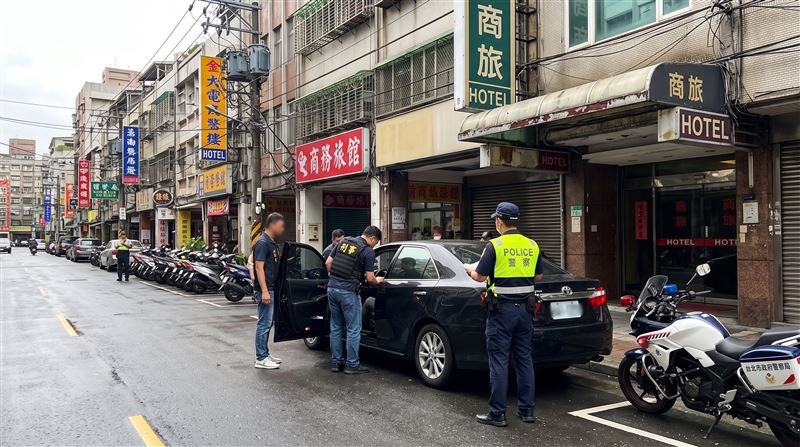 台北市警員在通訊軟體Telegram群組驚見露骨的應召廣告,主打「S型水蛇腰」等煽情字眼。警方為此喬裝男客,砸下1萬5000元將應召女子約至天母某商務旅館。(示意圖/AI生成)