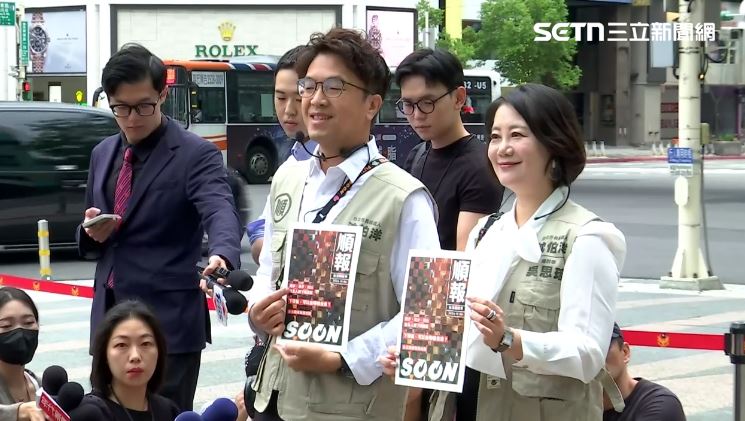 沈伯洋與吳思瑤在忠孝復興站外派發《順報》。(圖/翻攝畫面)
