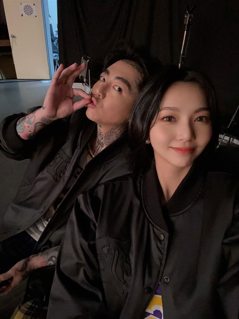 謝和弦(左)先前才在社群上炮轟蔣萬安,妻子陳緗妮(右)隨後在臉書公開表態。(圖/翻攝自陳緗妮臉書)
