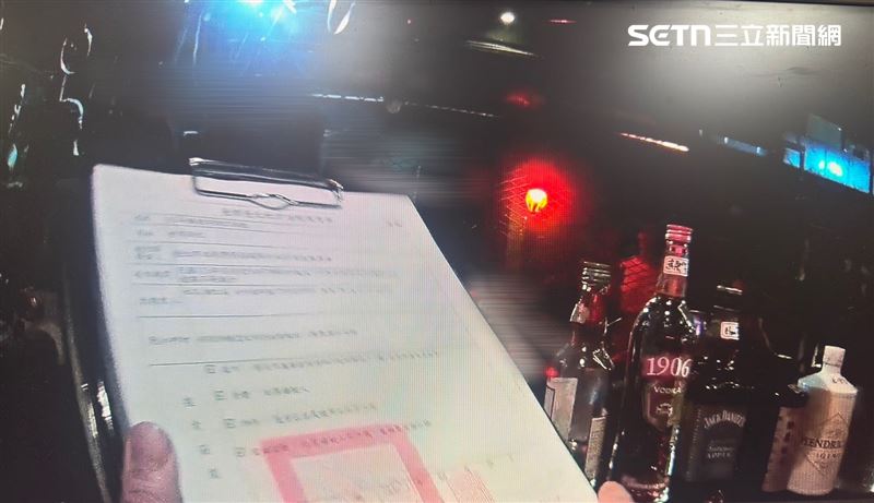 北市警局公開出示搜索票的畫面。(圖/翻攝畫面)