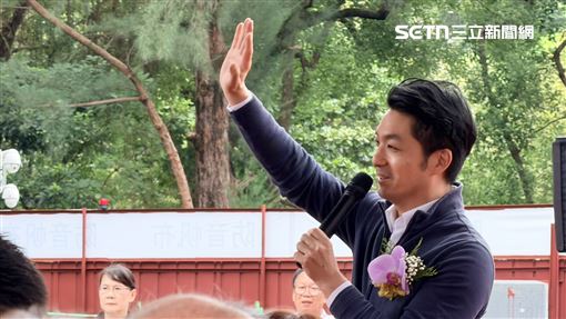 蔣萬安時裝週從沒缺席挨轟：哪門子市長？