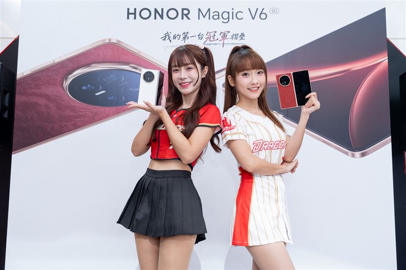 遠傳獨家開賣HONOR Magic V6,味全龍小龍女靜靜Yuna、璦昀Yumi 現身遠傳門市應援。(圖/遠傳提供)