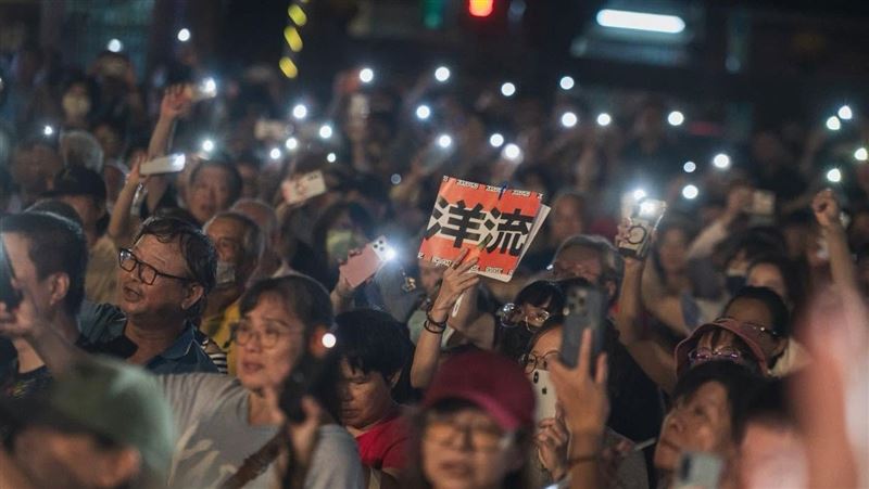 吳靜怡說,現在真正要警覺的是對手正在測試哪些標題能黏住沈伯洋、哪些族群會產生反應、哪一個渠道最有效。台北市長選戰,真正的資訊傳播戰,現在才開始。(圖/翻攝自沈伯洋臉書)
