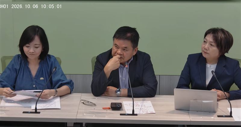 民進黨團指出,藍營非常害怕洋流會破圈,因此用各種手段掐頭去尾攻擊沈伯洋。(圖/翻攝自民進黨團YT)