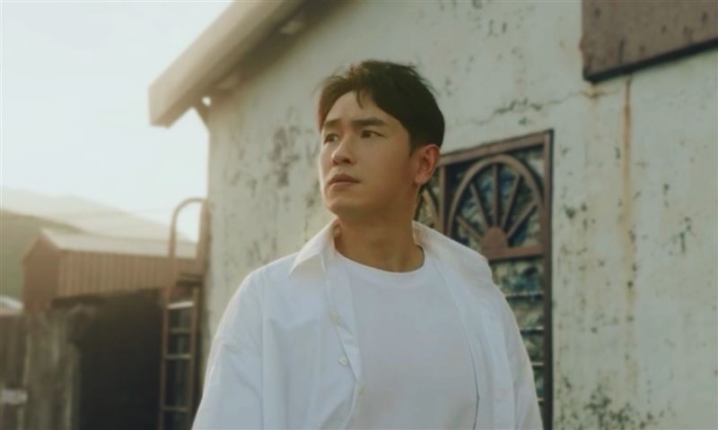 陳謙文自編自導自演〈離岸〉MV。(圖/葡萄長文創工作室提供)